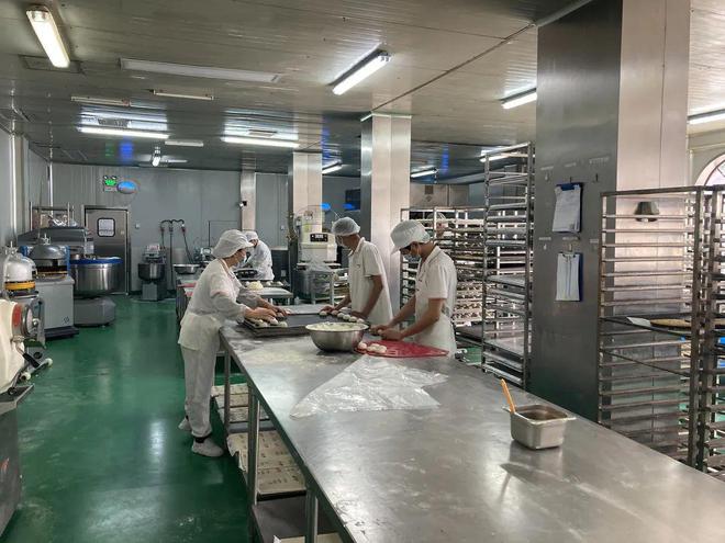 青浦18家食品生產(chǎn)企業(yè)有序復(fù)工，市場(chǎng)監(jiān)管多舉措筑牢食品安全防線(xiàn)